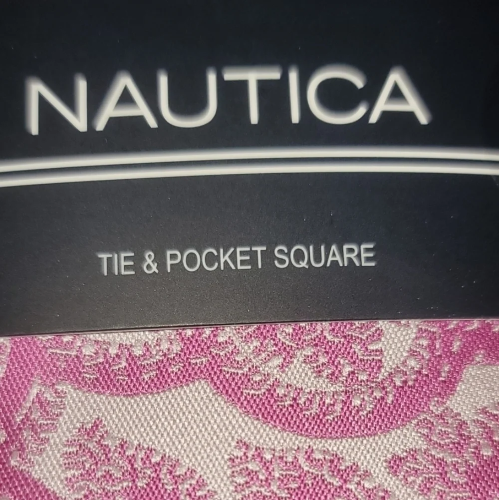 Nautica Tie and Pocket Square Set